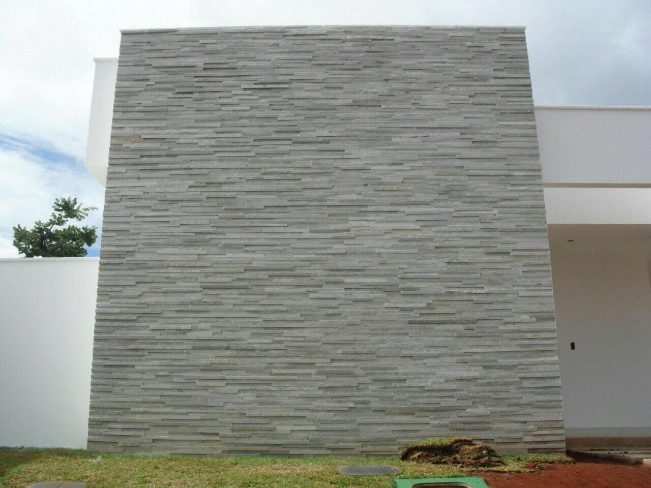 Pedra Decorativa Parede Externa Cristalina - Pedras Decorativas para Muros  - Versato Acabamentos Porcelanato em Goiânia